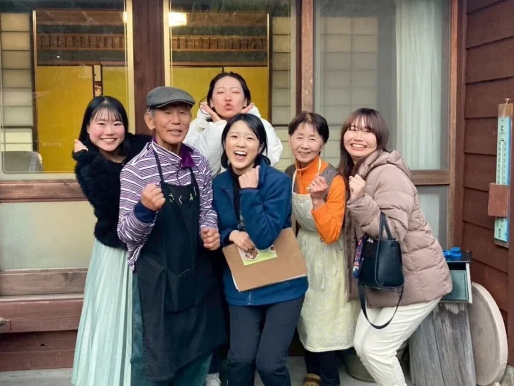 魅力発信動画の出演者と、全体統括を務めた山崎
