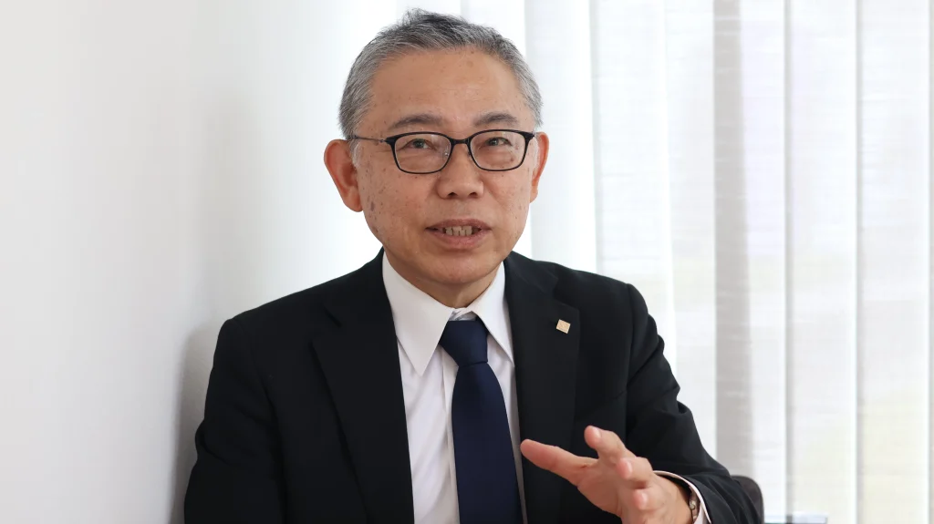 インタビューに答える山田社長